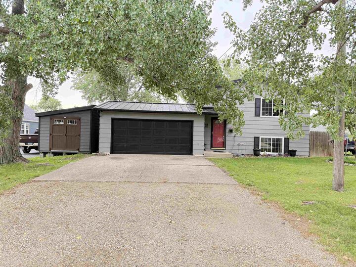 Property Photo: 815 38th St SE ND 58701