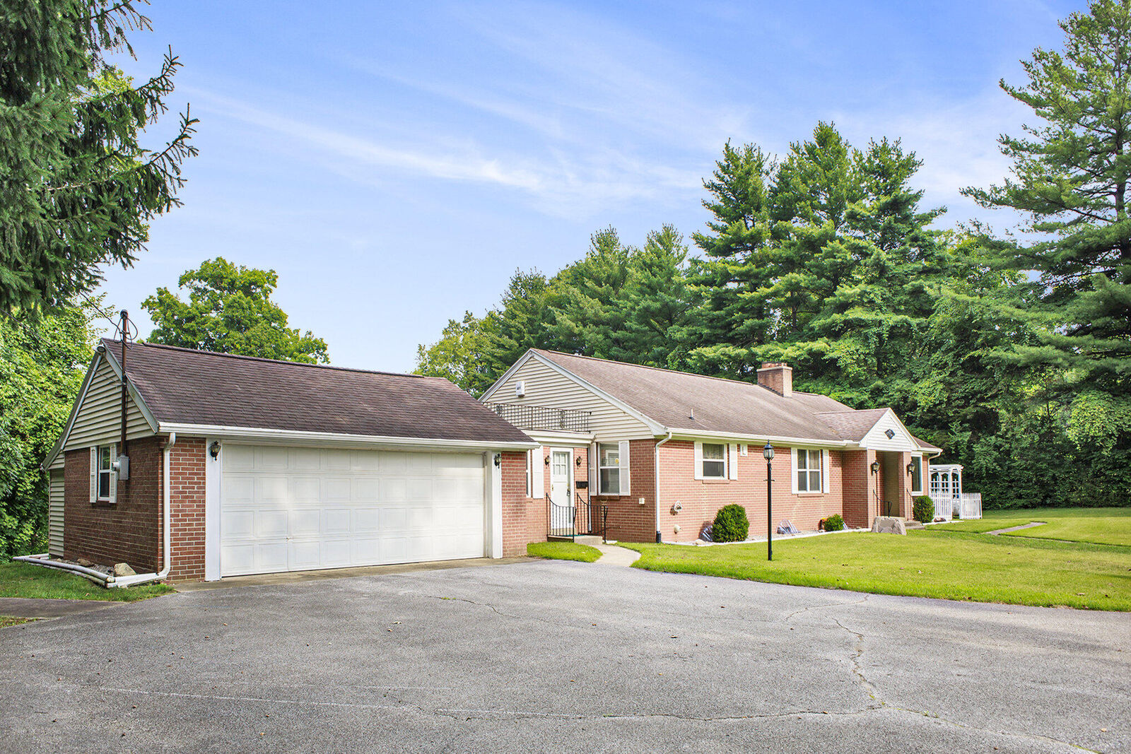 Property Photo:  1806 Bond Street  MI 49120 
