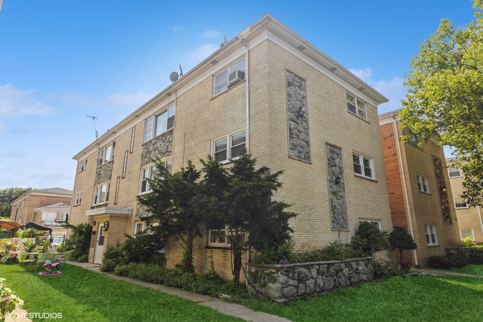 Property Photo: 5231 N Potawatomie Street 2W IL 60656