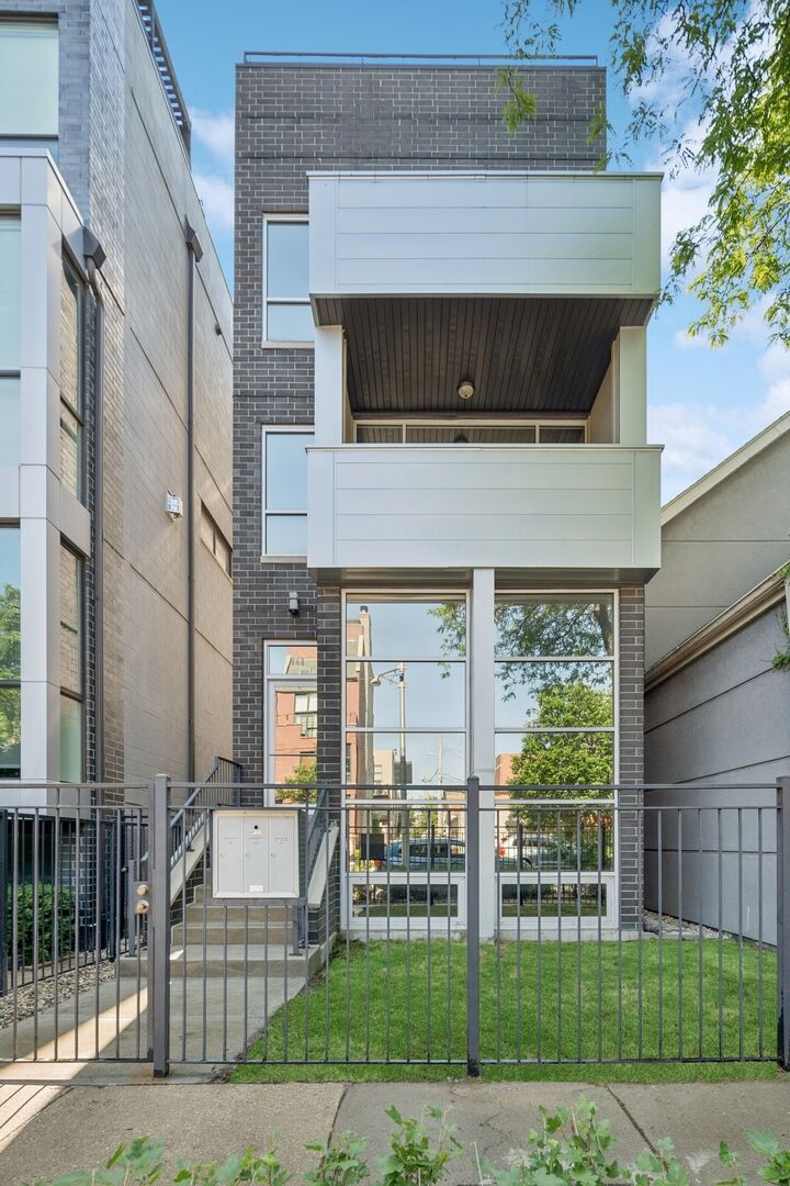 948 N Honore Street 3  Chicago IL 60622 photo