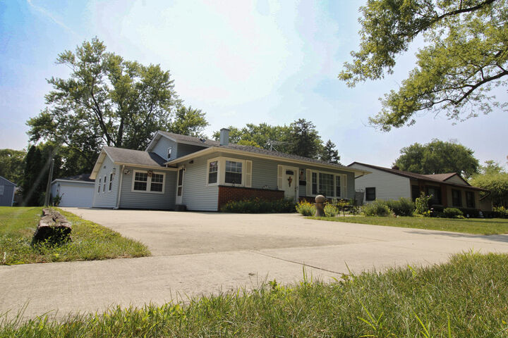 Property Photo:  2201 Kingfisher Lane  IL 60008 