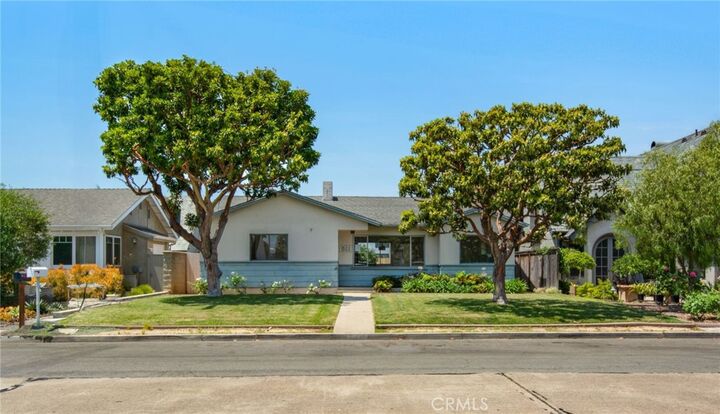 Property Photo:  511 Santa Ana Avenue  CA 92663 