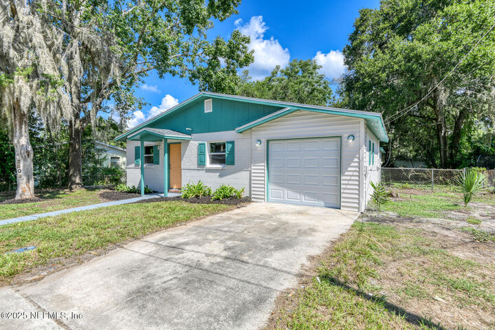 Property Photo: 2608 Oak Street FL 32177