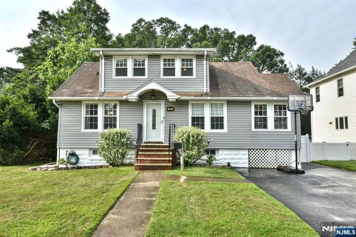 32 Bergen Avenue  Waldwick NJ 07463 photo