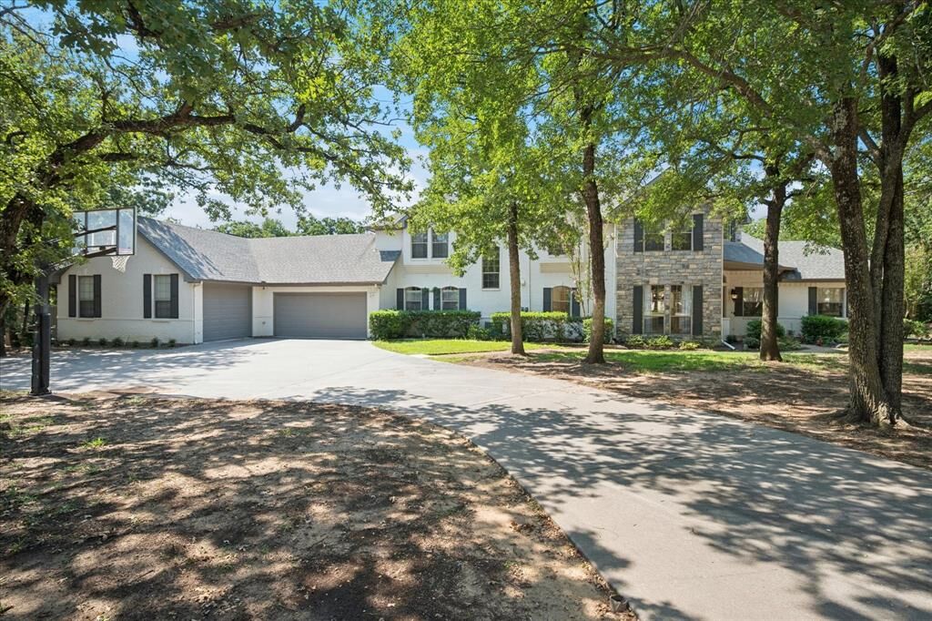 Property Photo: 200 Mosswood Drive TX 76226