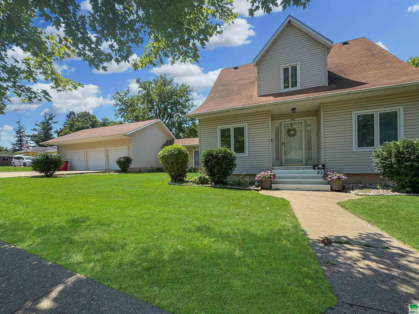 Property Photo:  105 Cedar St  IA 51030 