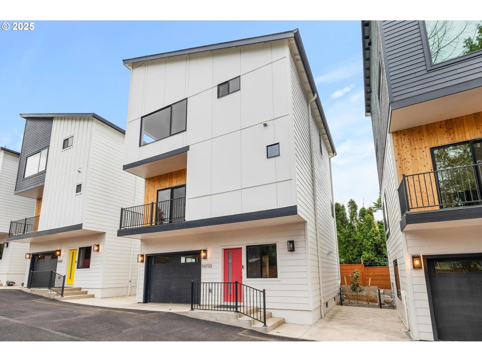 Property Photo:  10733 NE Fremont St  OR 97220 