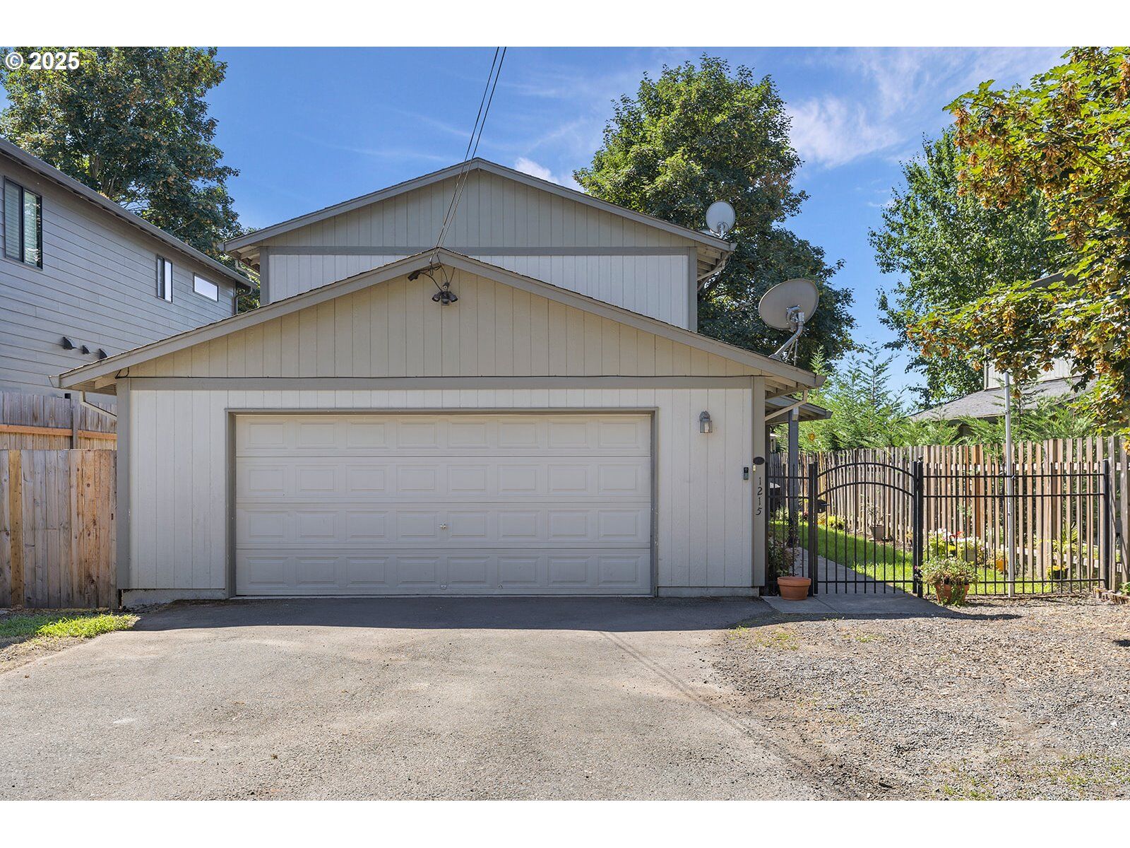 Property Photo:  1215 W 20th St  WA 98660 