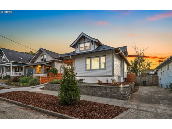 Property Photo:  4711 NE 31st Ave  OR 97211