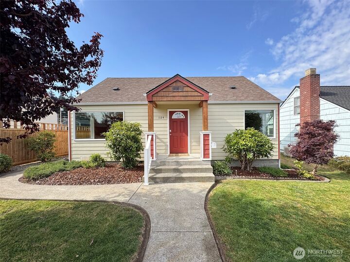 Property Photo:  1124 E 4th Street  WA 98362 