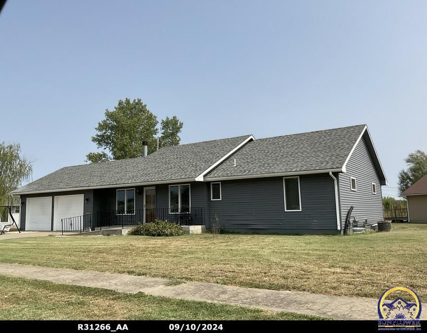 Property Photo: 2810 SE Golden Ave KS 66605