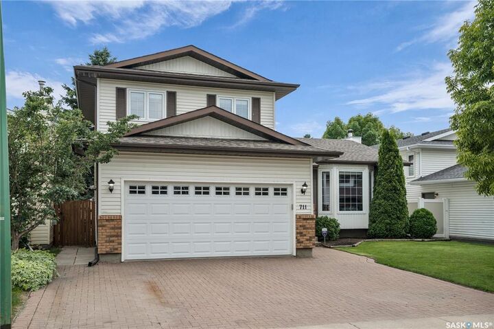 Property Photo:  711 Swan Crescent  SK S7J 5C3 