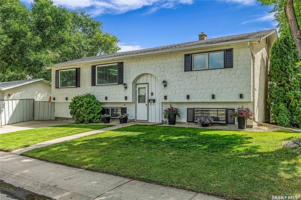 Property Photo:  5065 3rd Avenue N  SK S4R 5P4 