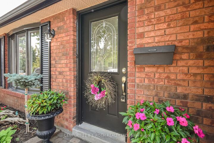 Property Photo:  49 Ridgeway Avenue  ON L4N 5M2 