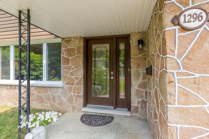 Photo de la propriété:  1296 Edmison Drive  ON K9H 6V3 
