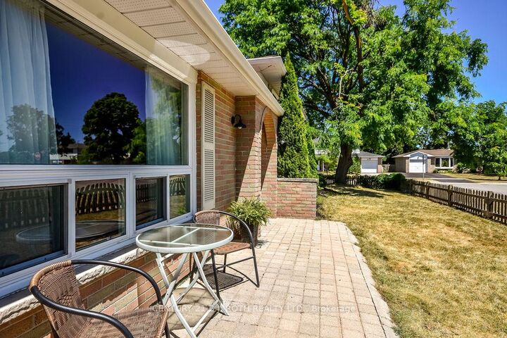 Property Photo:  32 Lonsdale Place  ON L4M 4J1 