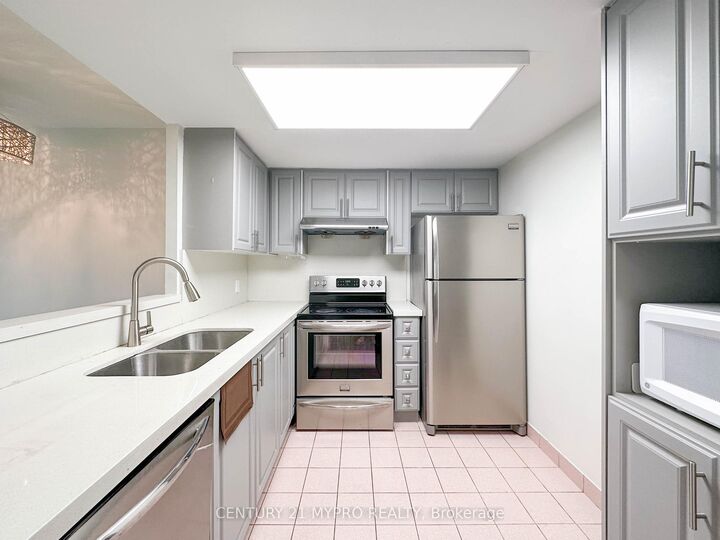 Photo de la propriété: 8 Lee Centre Drive 913 ON M1H 3H8