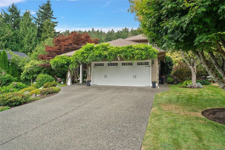 Photo de la propriété:  1590 Mayneview Terr  BC V8L 5E7 