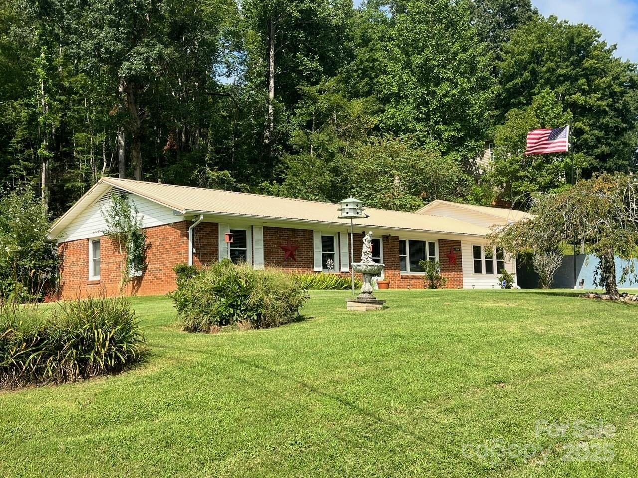 Property Photo: 2534 Nix Creek Road NC 28752