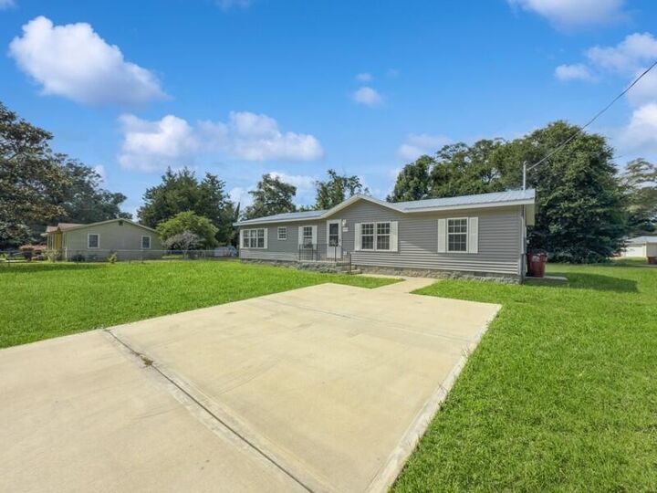 Property Photo:  630 W Griffith Avenue  FL 32536 