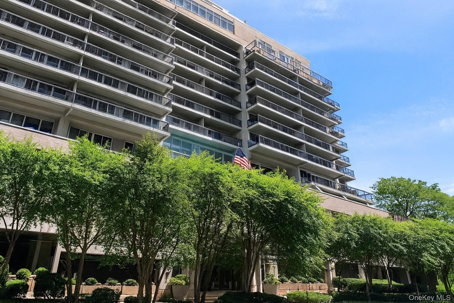 Property Photo:  1020 Warburton Avenue 7G  NY 10701 