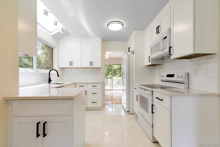 Property Photo:  44 Brook Farm Close  NY 10514 