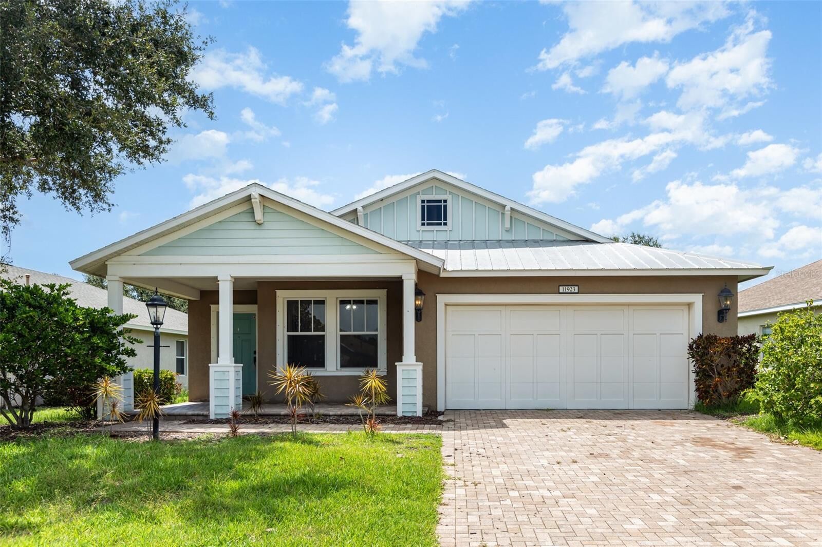 Property Photo: 11923 Forest Park Circle FL 34211