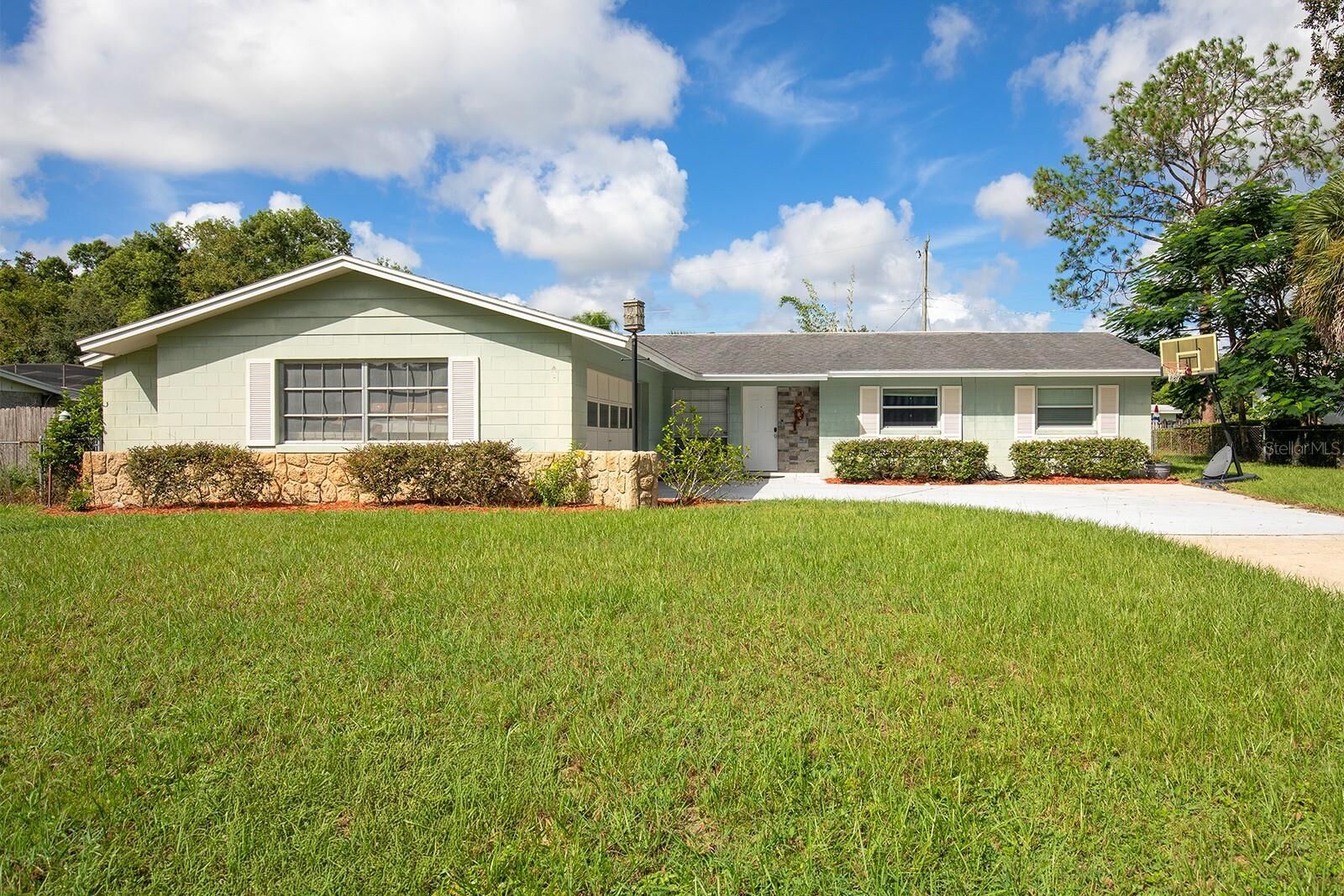 Property Photo: 186 Lakeside Drive FL 32773