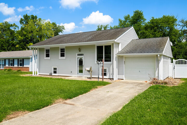 Property Photo: 3087 Hawcreek Boulevard IN 47203