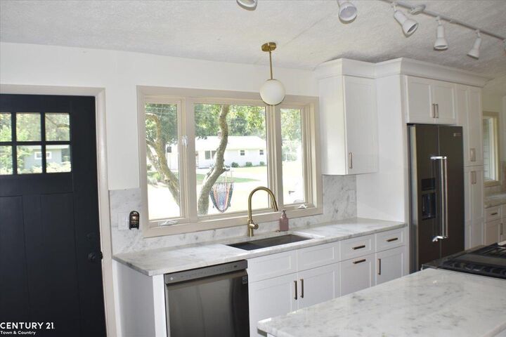 Property Photo:  2330 Kewanee Way  MI 48864 