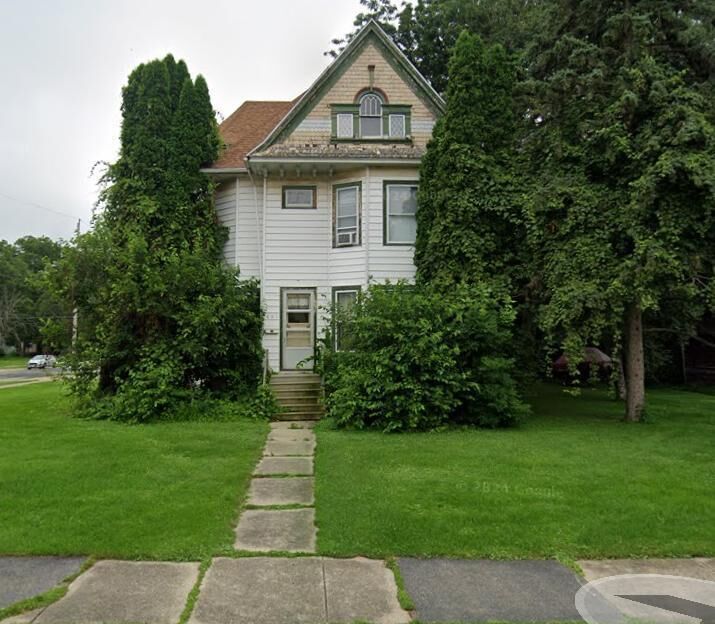 Property Photo:  601 S 6th St  WI 53094 