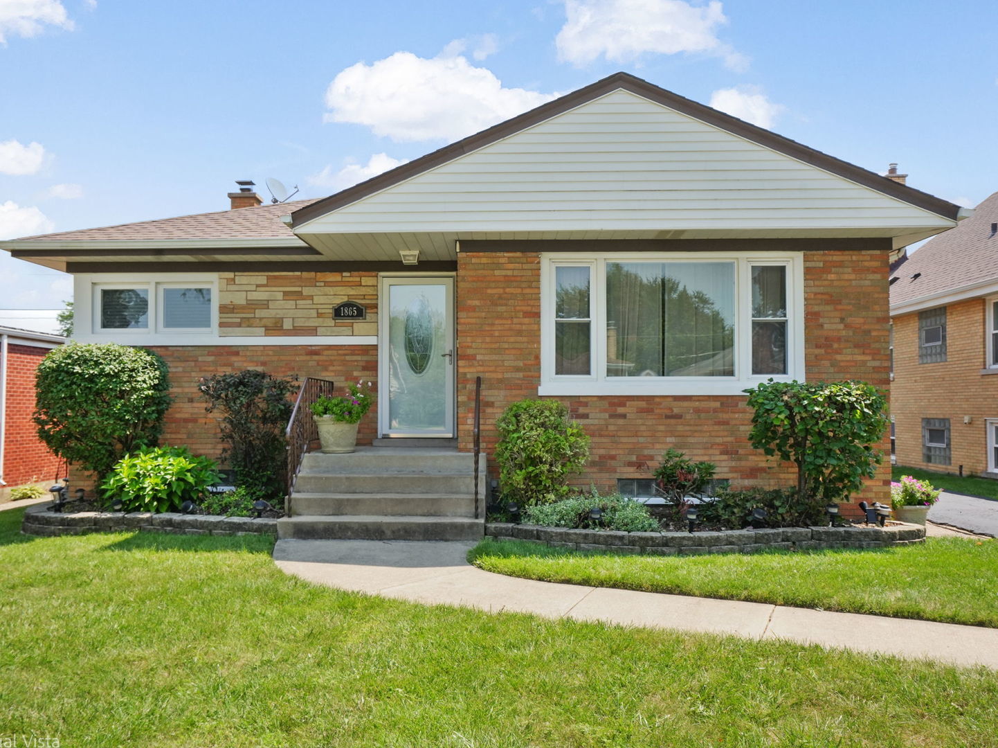 Property Photo: 1865 Buckingham Avenue IL 60154