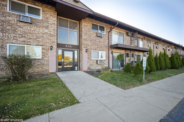 Property Photo:  818 E Old Willow Road 207  IL 60070 