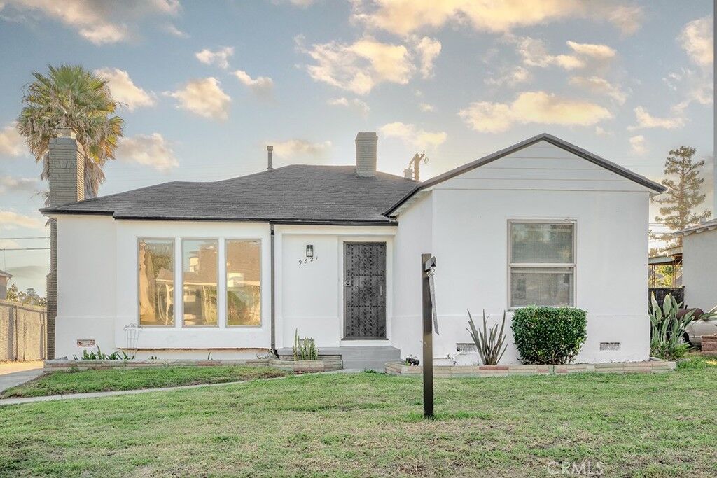 Property Photo:  9821 S 8th Avenue  CA 90305