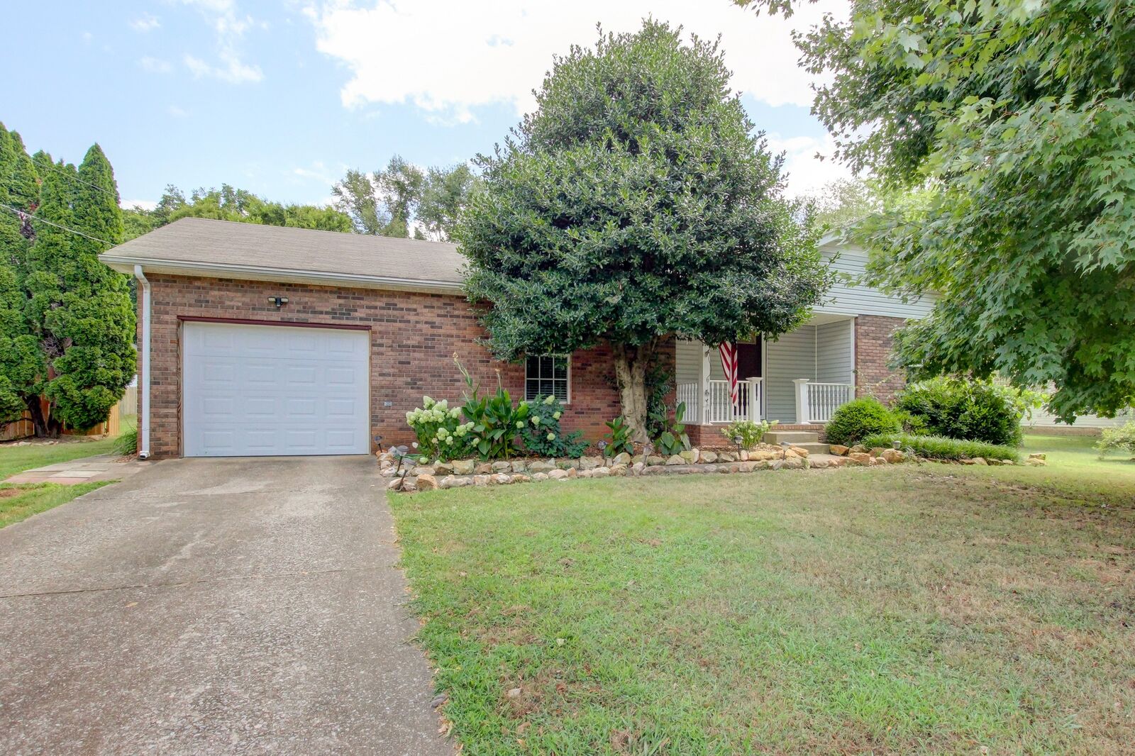 Property Photo: 2221 Kim Dr TN 37043