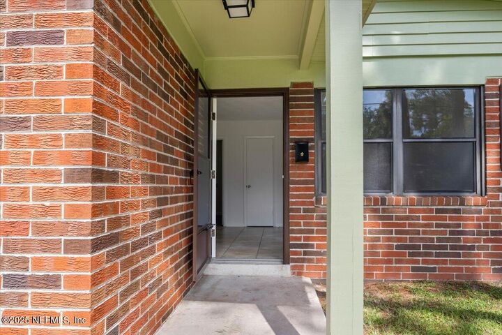 Property Photo: 2701 Sack Drive E FL 32216