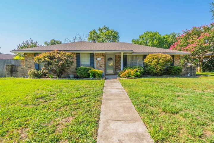 Property Photo: 326 Lisa Lane TX 75115