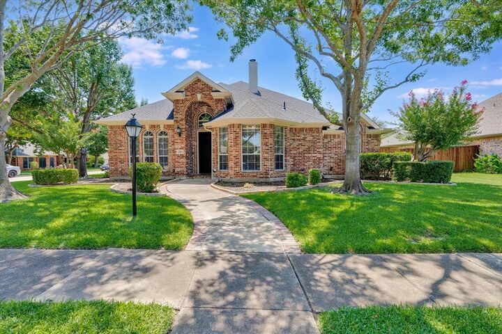 Property Photo: 1303 Woodmoor Drive TX 75013