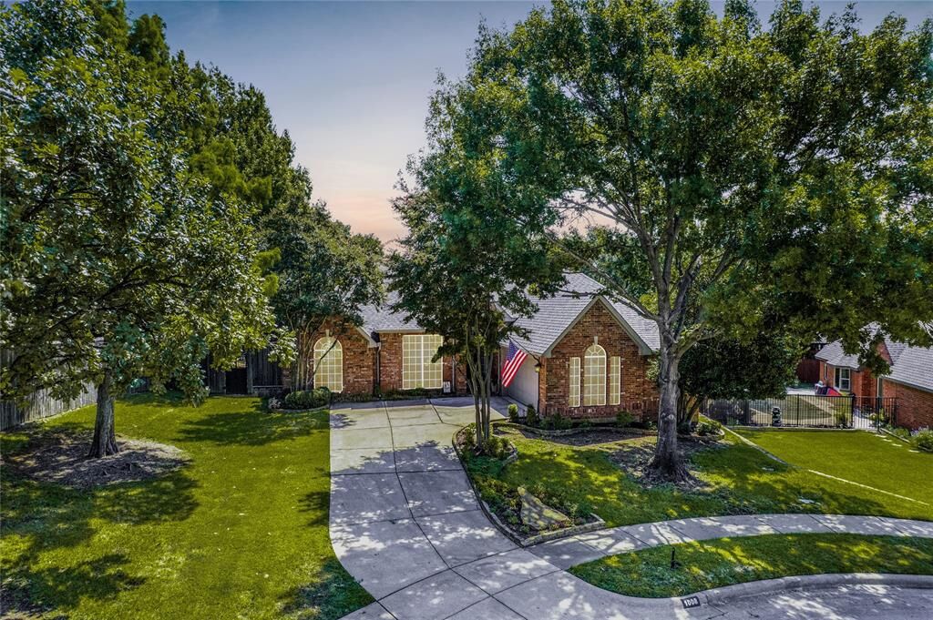 Property Photo: 1008 Inverness Court TX 75022