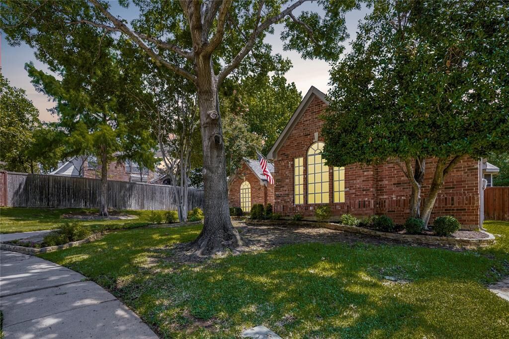 Property Photo: 1008 Inverness Court TX 75022