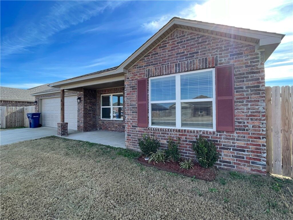 Property Photo: 814 W Tanner Drive AR 72761
