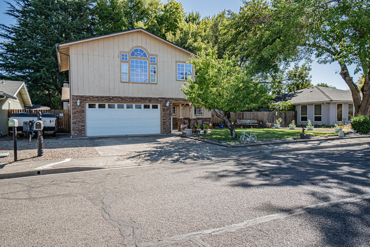 Property Photo: 1115 Rose Valley Drive OR 97502