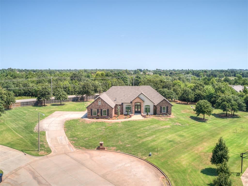 Property Photo: 4500 Mary Ann Circle OK 73150