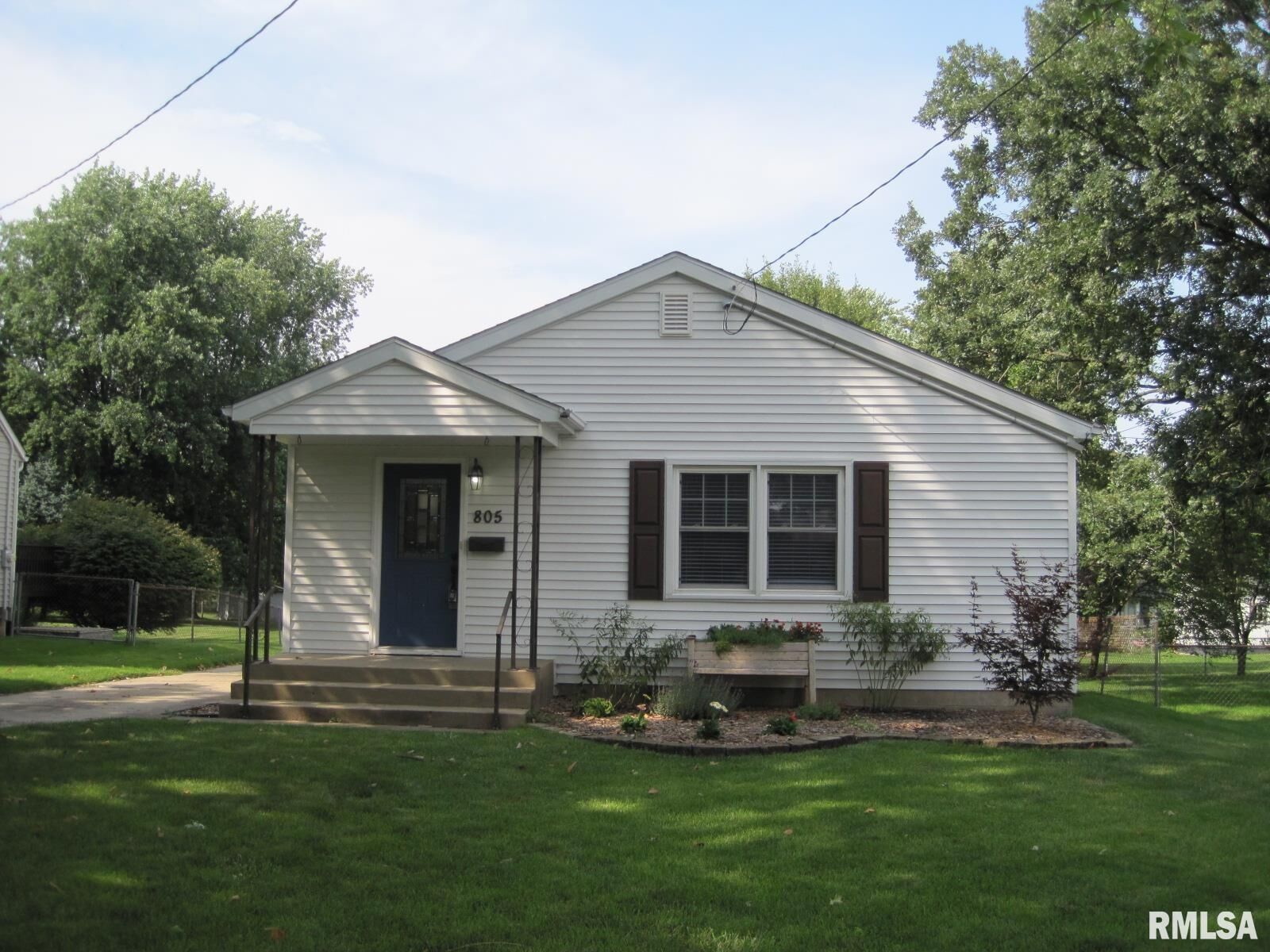 Property Photo: 805 E Adams Street IL 61571