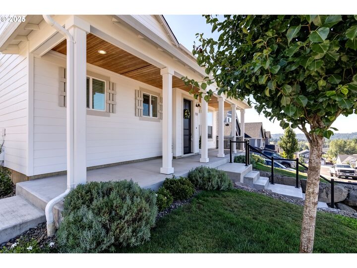 Property Photo:  721 E Vine Maple Ave  WA 98629 