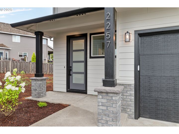 Property Photo: 2257 SW Phyllis Pl OR 97080