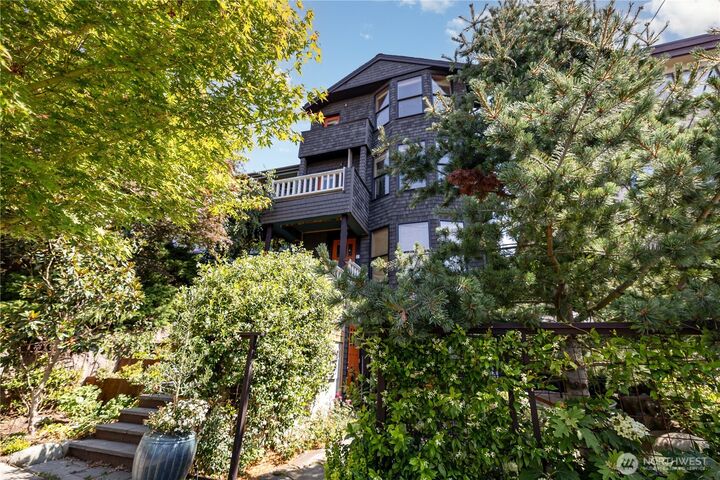 Property Photo: 1524 10th Avenue W Upper WA 98119