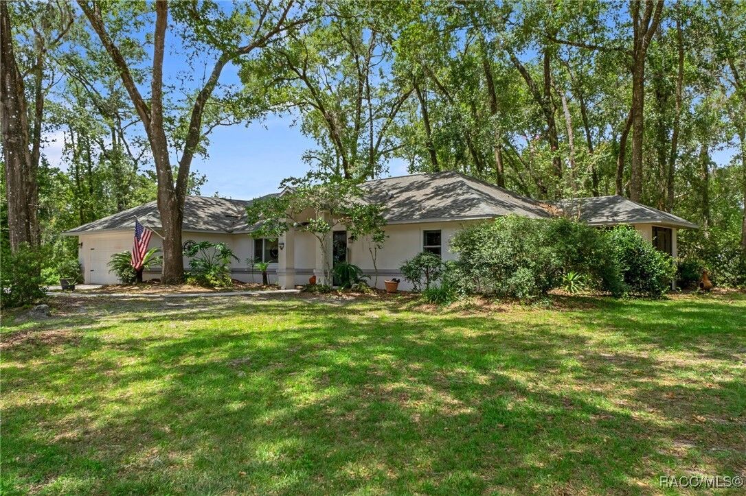 Property Photo: 6845 E Seneca Street FL 34452
