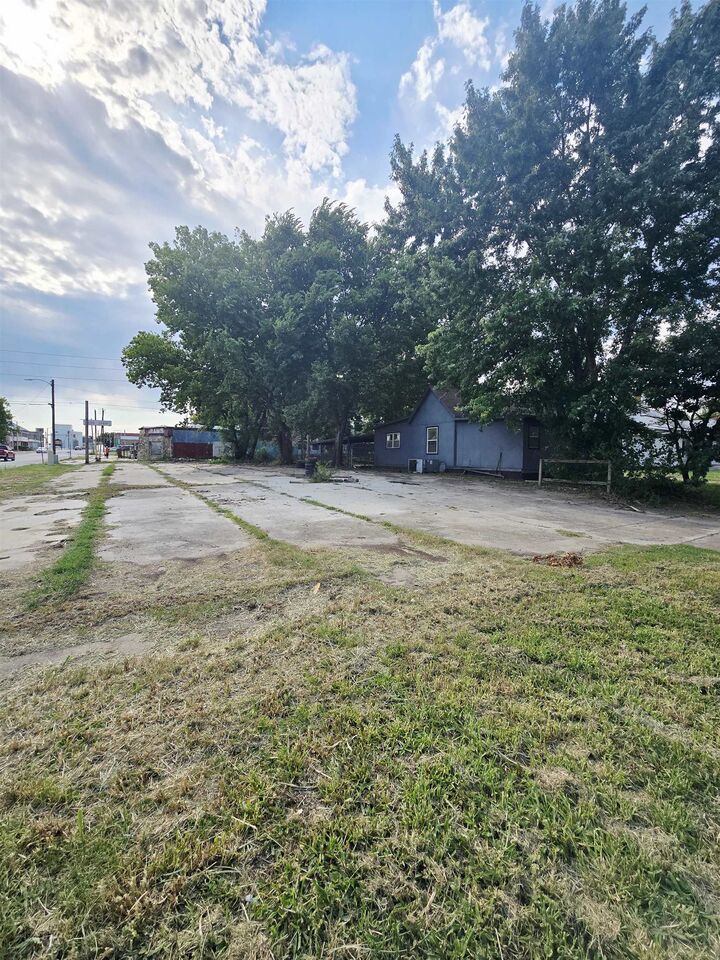 Property Photo: 519 S B St KS 67005