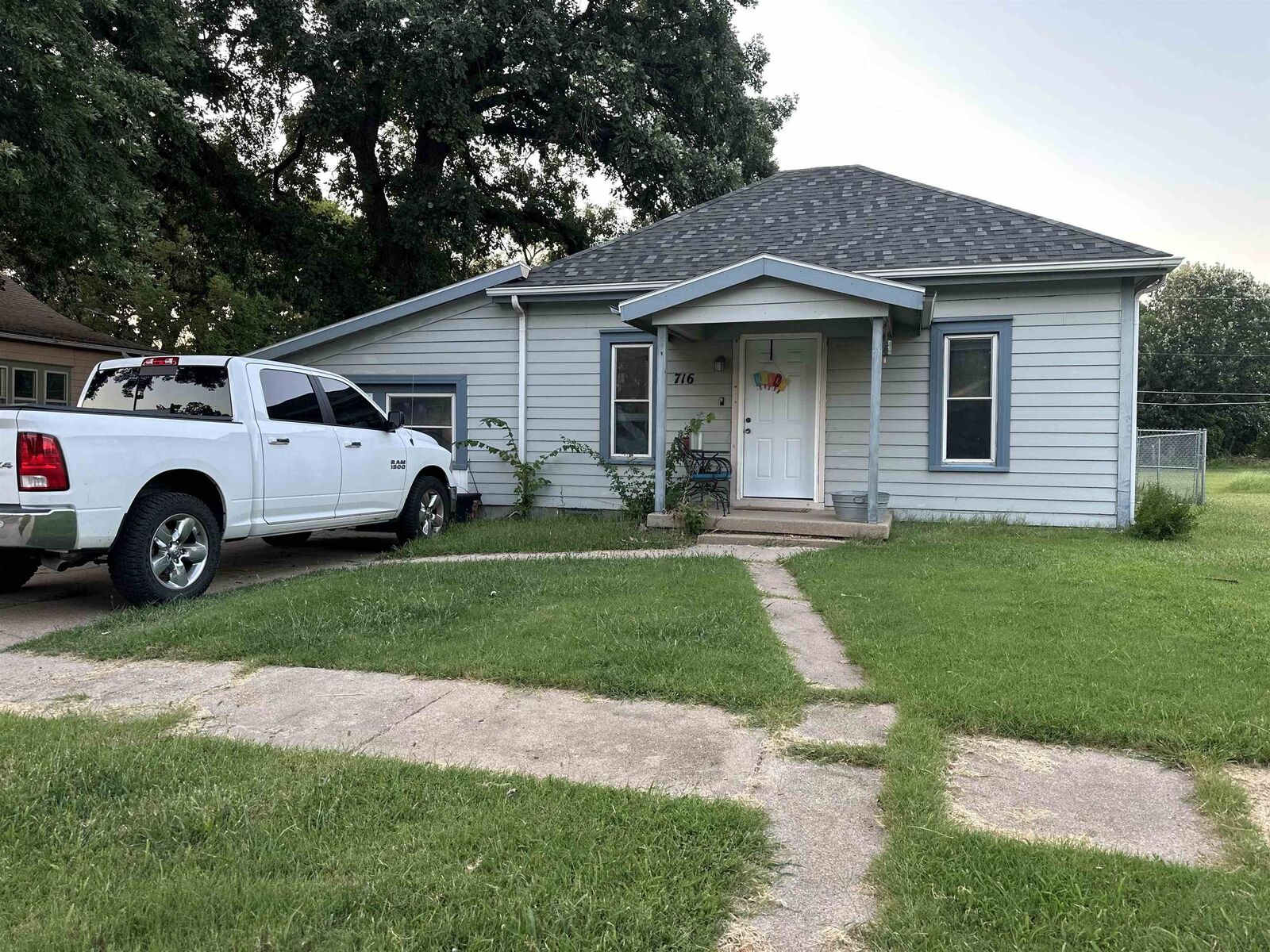 Property Photo: 716 E 10th St KS 67114